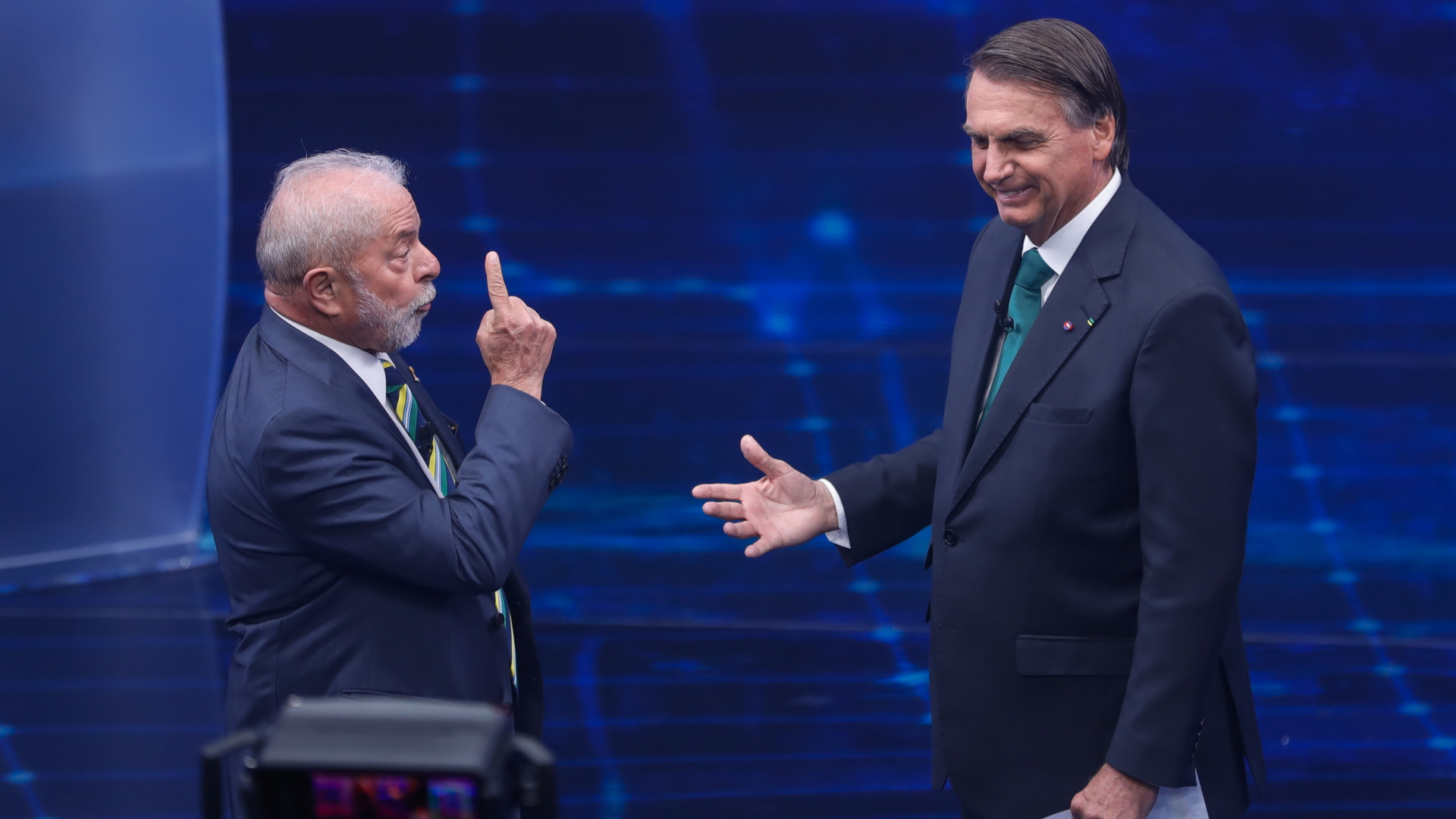  Brasiliens ehemaliger Präsident Luiz Inacio Lula da Silva (l), der erneut für das Amt kandidiert, steht neben Jair Bolsonaro, Präsident von Brasilien, in einer Präsidentschaftsdebatte im Fernsehsender Bandeirantes gegenüber. | dpa
