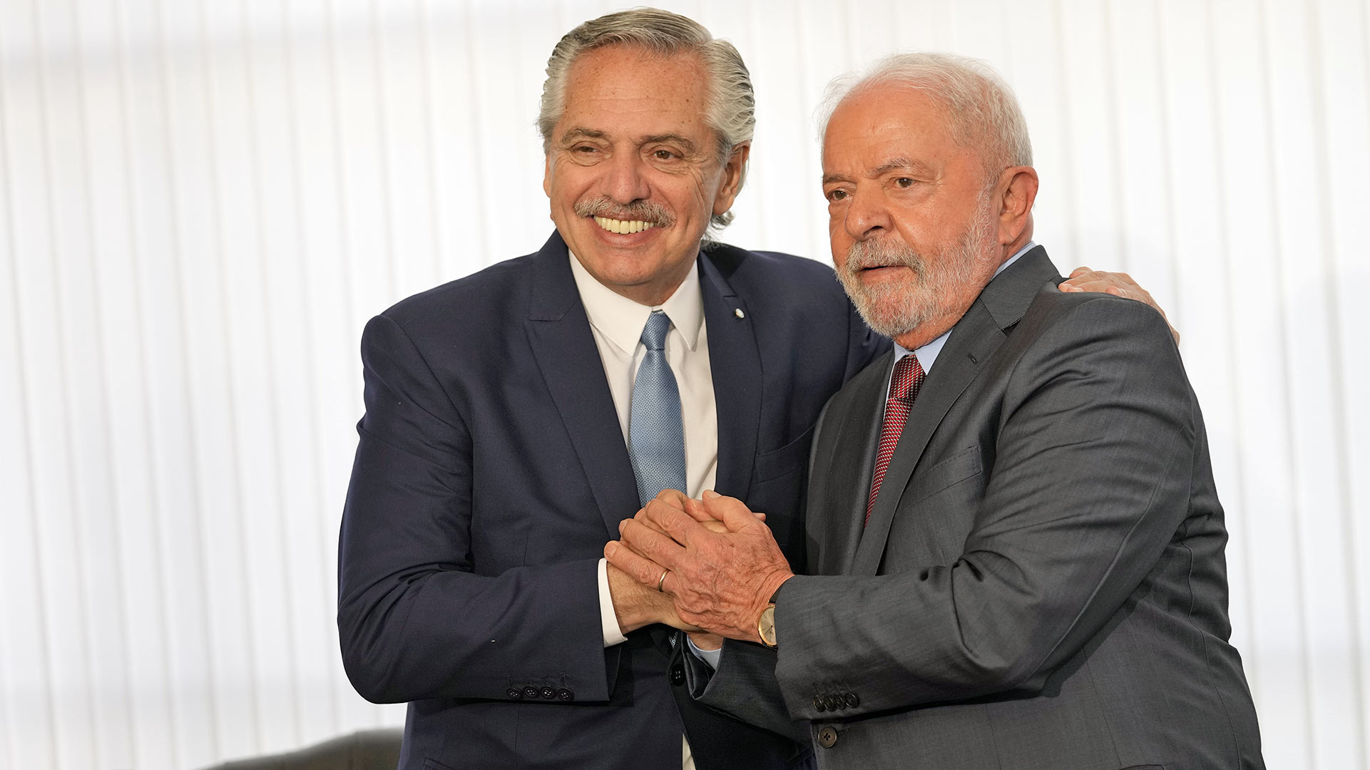 Luiz Inacio Lula (r), Präsident von Brasilien, und Alberto Fernandez, Präsident von Argentinien | picture alliance/dpa/AP
