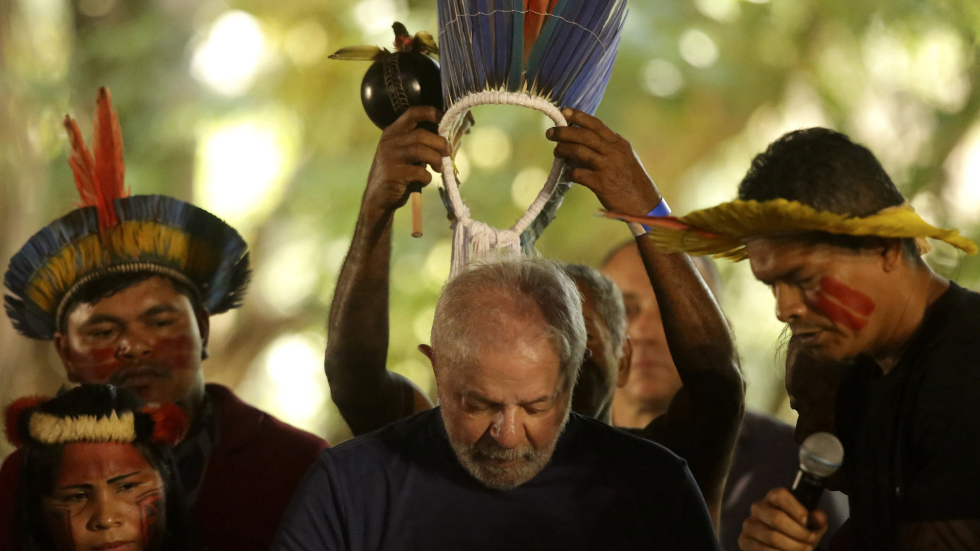 Assurini verleihen Lula in Belem einen indigenen Kopfschmuck (Bild vom September 2022).  | AP