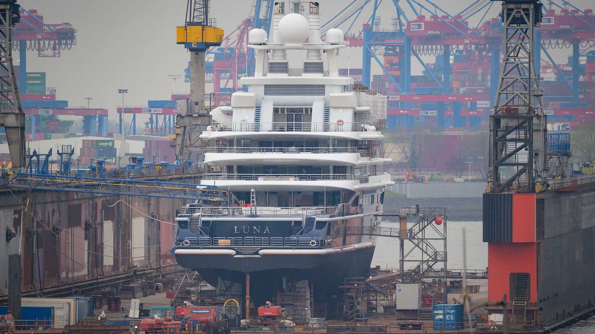 Die Luxusjacht "Luna" liegt im Dock von Blohm+Voss im Hamburger Hafen. | dpa