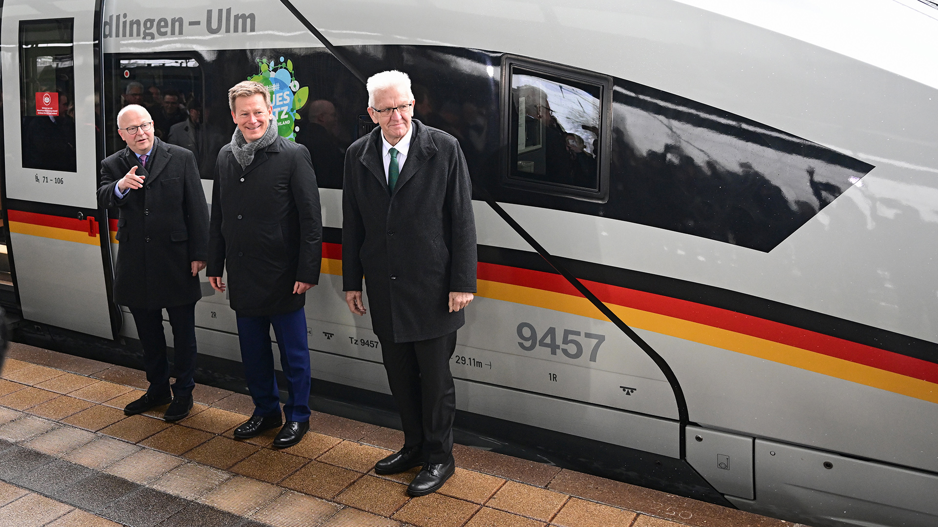 Michael Theurer, Richard Lutz und Winfried Kretschmann (von links) vor einem ICE am Ulmer Bahnhof. | dpa