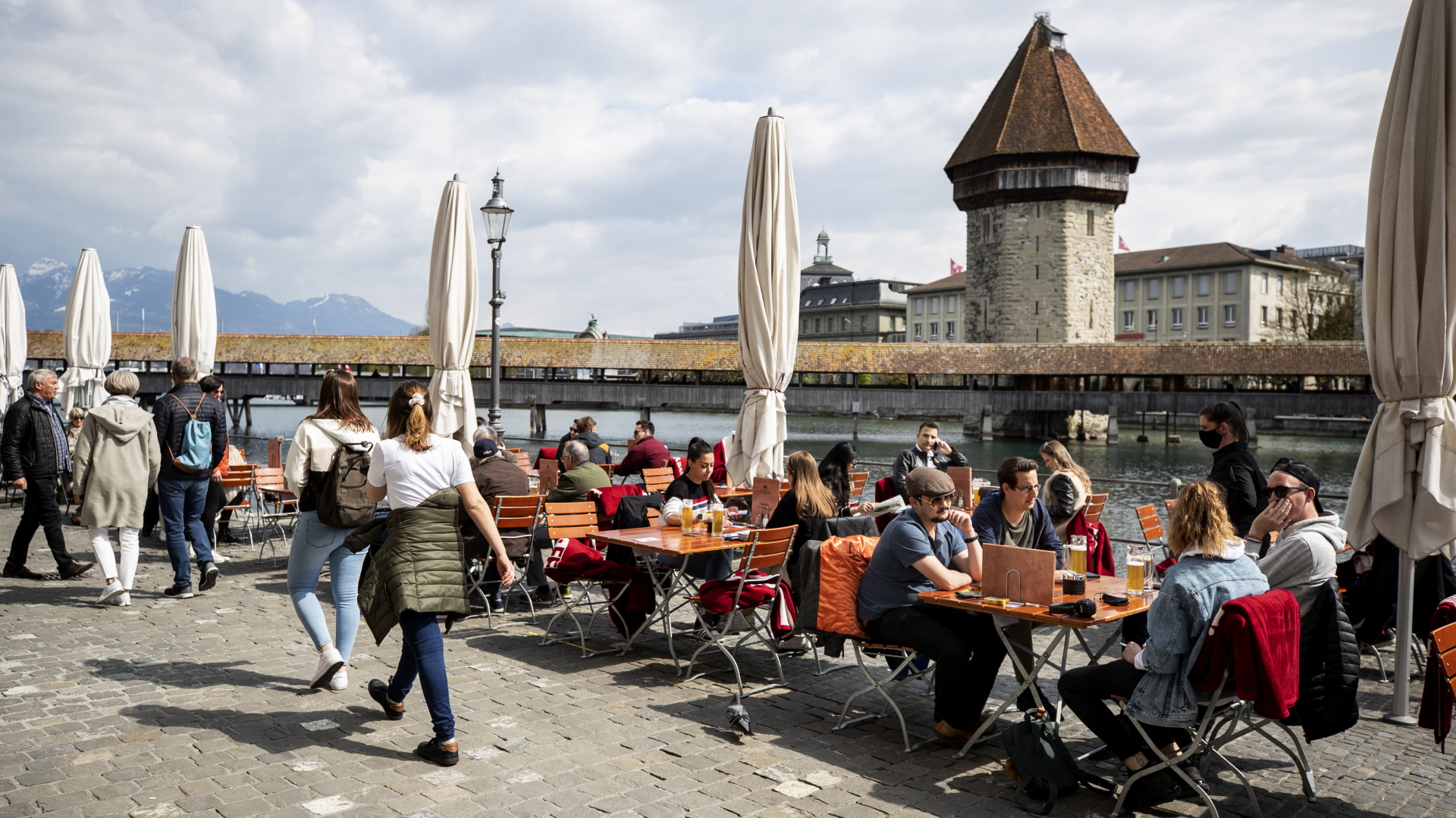 In einem Café in Luzern (Schweiz) sitzen zahlreiche Besucher.