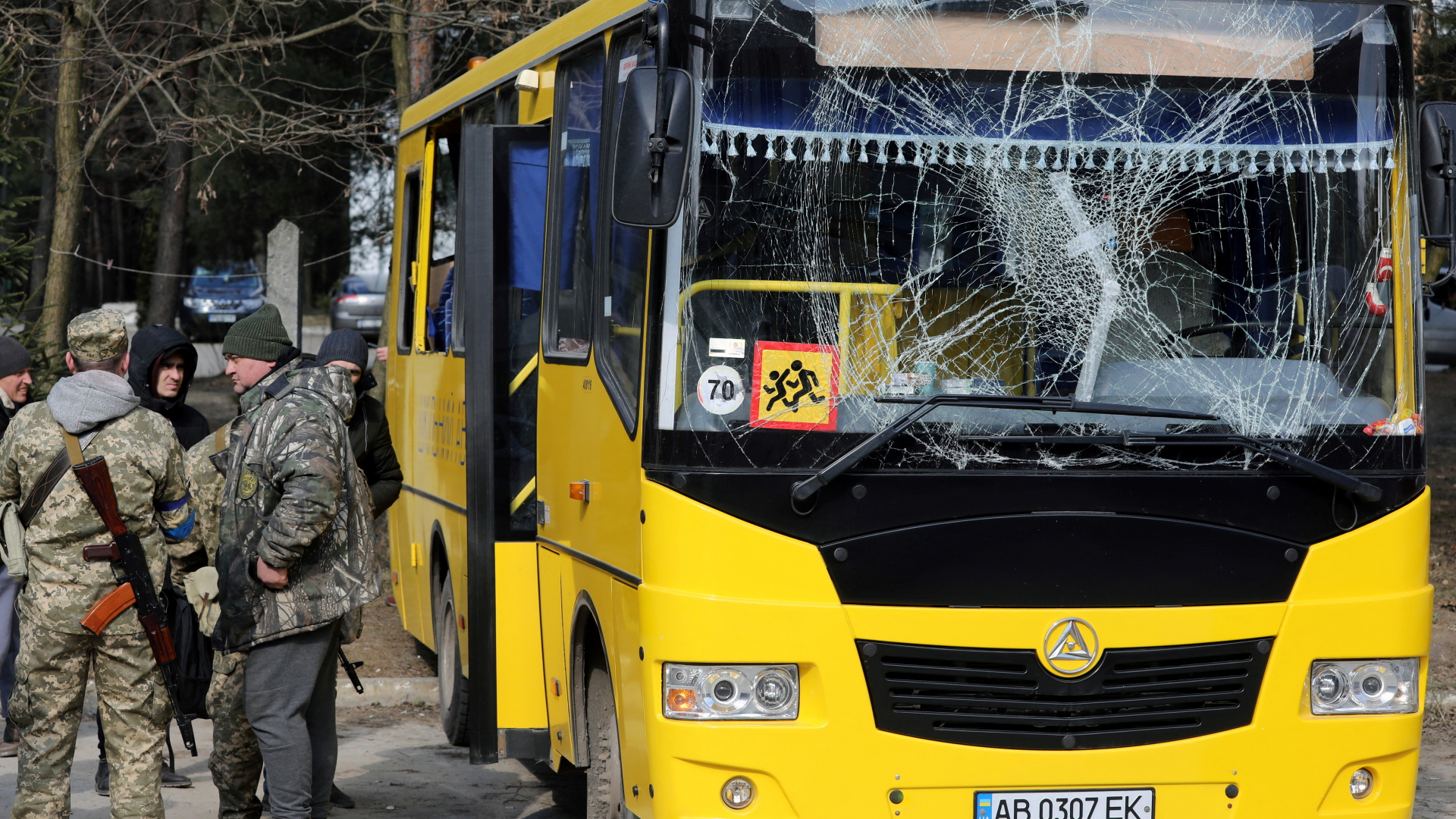 Männer stehen neben einem Bus beim Militärstützpunkt Jaworiw in der Westukraine.