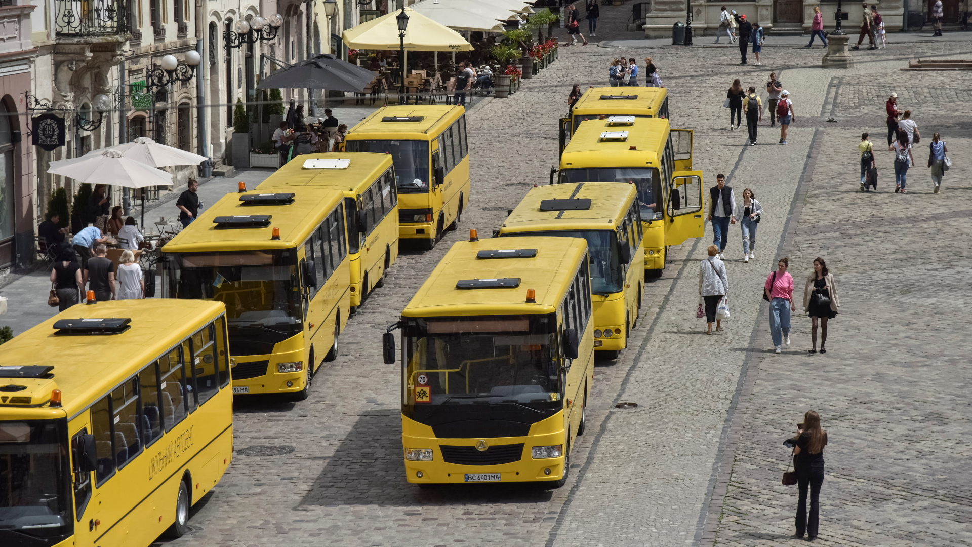 Im Zentrum von Lwiw sind gelbe Schulbusse aufgestellt - ein Mahnmal für Hunderte getötete Kinder im Krieg Russlands gegen die Ukraine. | REUTERS