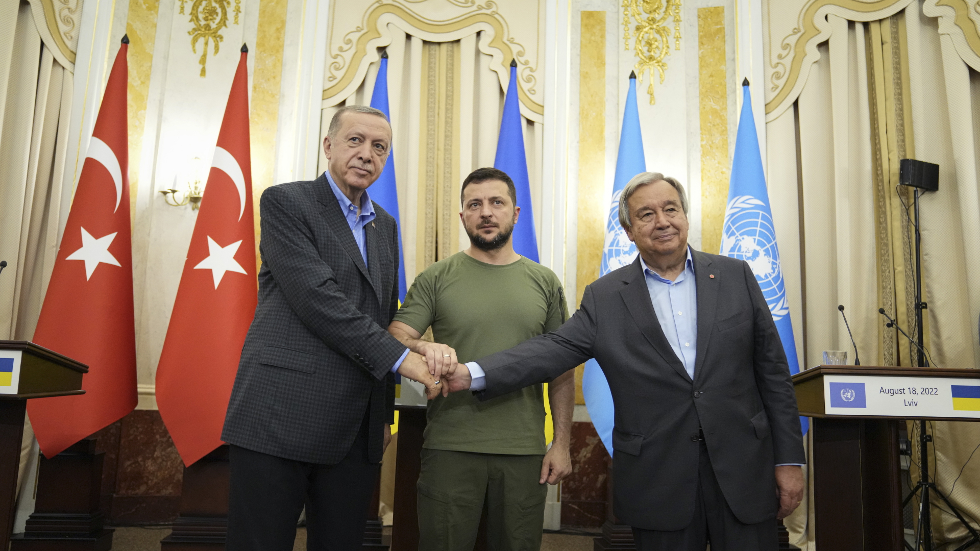 Erdogan, Selenskyj und Guterres geben sich nach ihrem Treffen die Hand