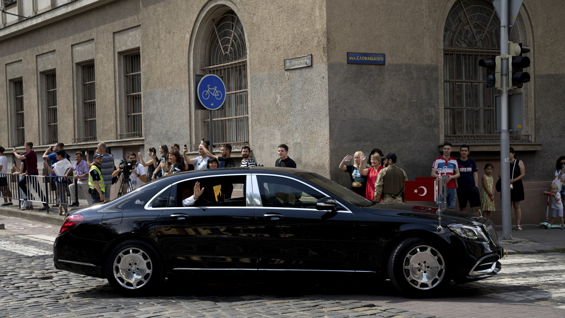 Der türkische Präsident Erdogan wird in einem Auto in Lwiw vorgefahren und winkt aus dem Fenster.  | AP