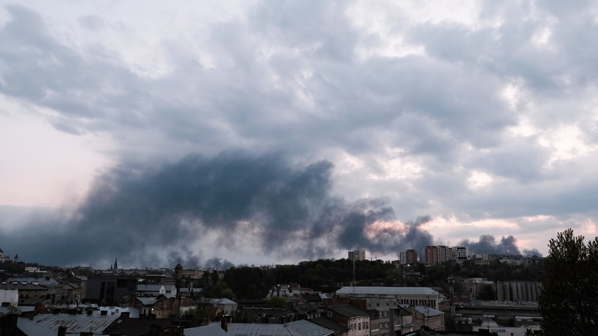 Rauchschwaden ziehen aus Richtung des Lemberger Bahnhofs über Lwiw (Lemberg), nachdem drei russische Raketen in Umspannwerke der Stadt eingeschlagen sind (Archivbild). | dpa