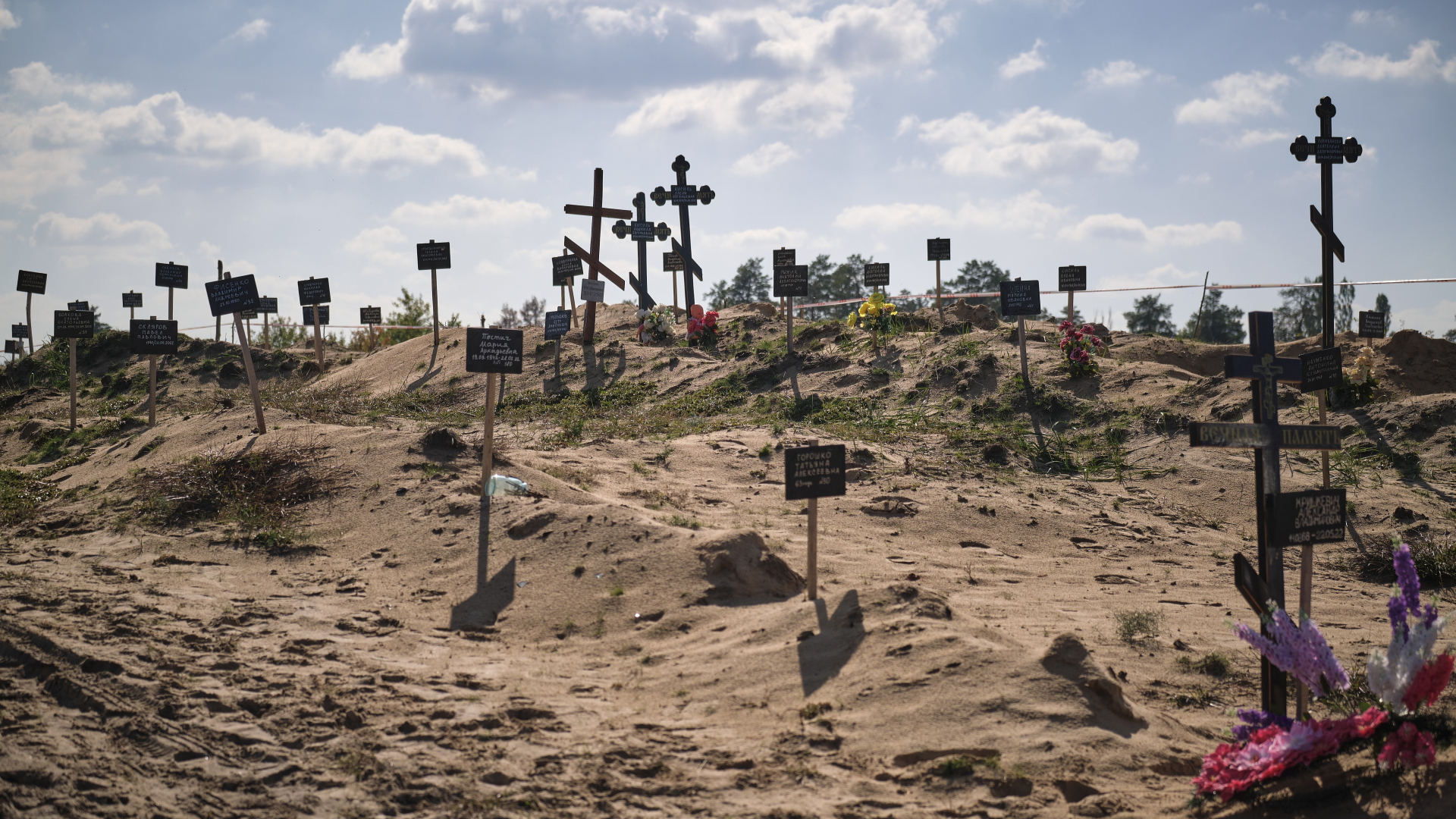 Eine Grabstätte mit vielen Gräbern in der Nähe der ostukrainischen Stadt Lyman. | EPA