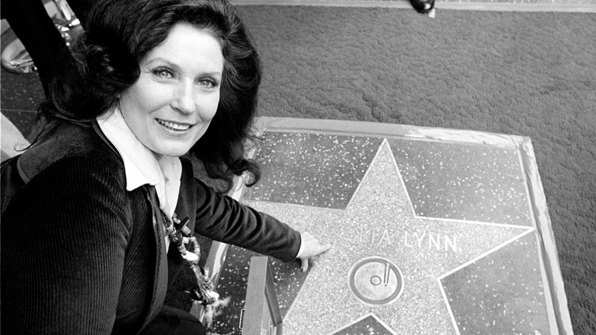 Loretta Lynn vor ihrem Stern auf dem Hollywood Walk of Fame in Los Angeles | AP