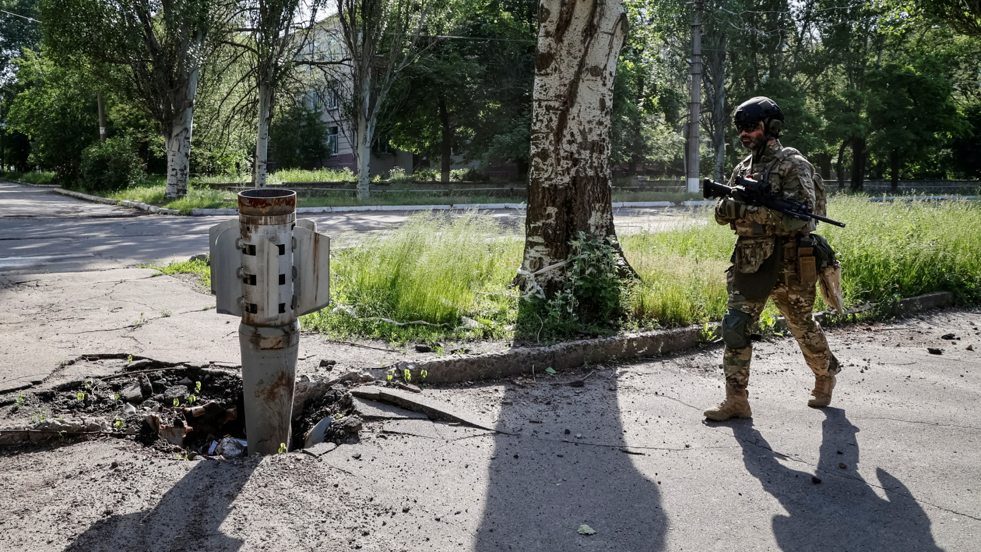 Ein ukrainischer Soldat läuft an den Trümmern einer russischen Rakete vorbei in Lyssytschansk, Ukraine. | REUTERS