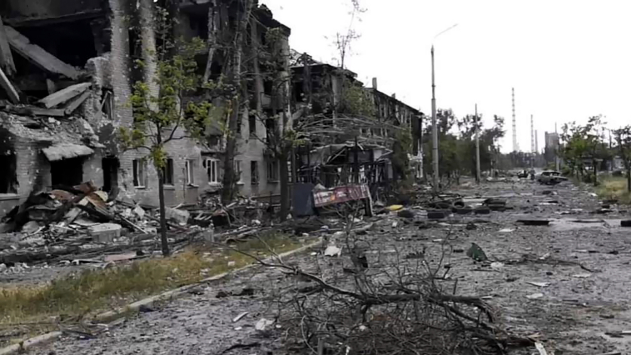 Beschädigte Wohngebäude in Lyssytschansk | dpa