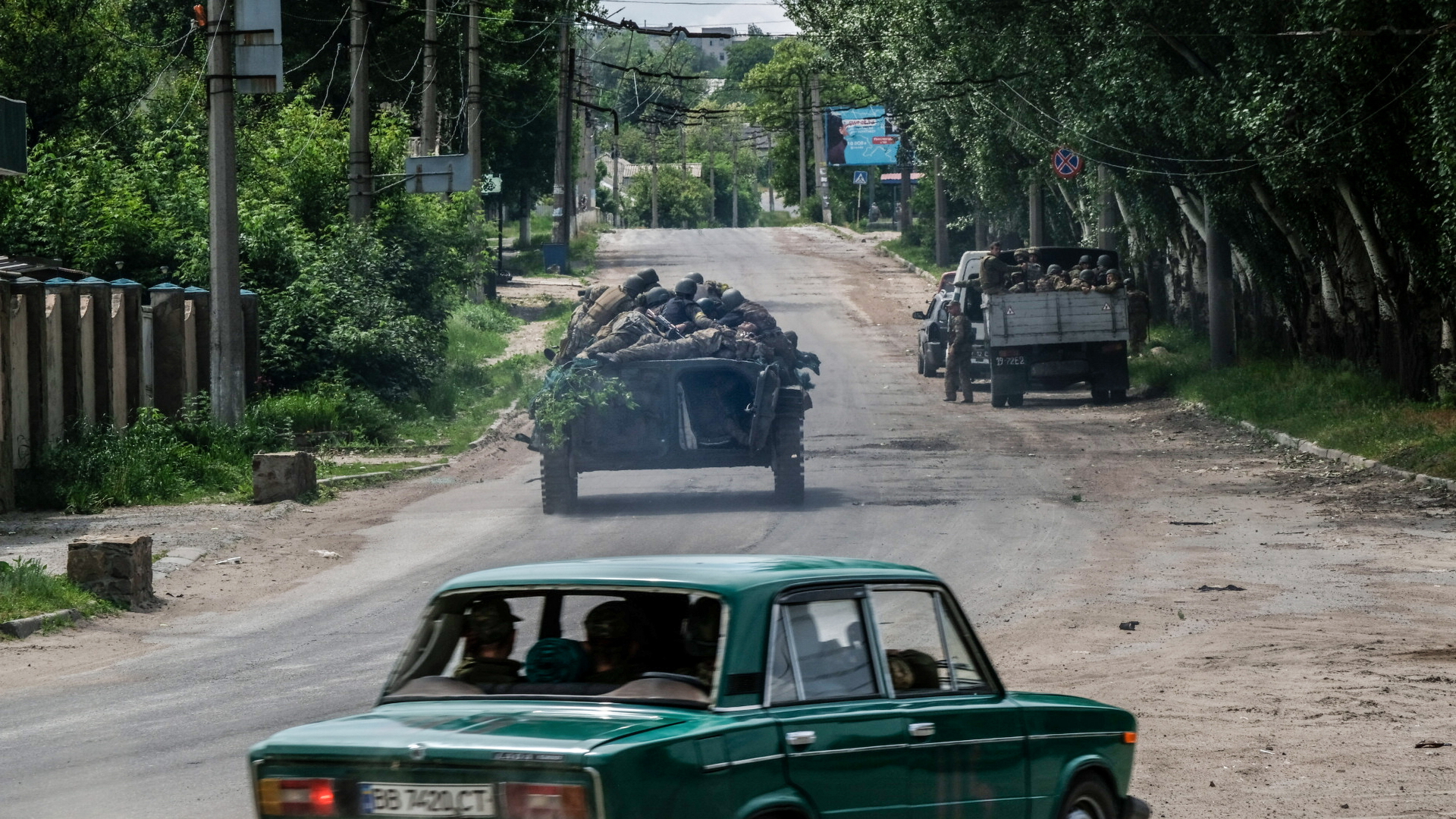 Ukrainische Soldaten liegen auf einem Panzer und sitzen Fahrzeugen in der Nähe von Sjewjerodonezk (Archivbild) | dpa