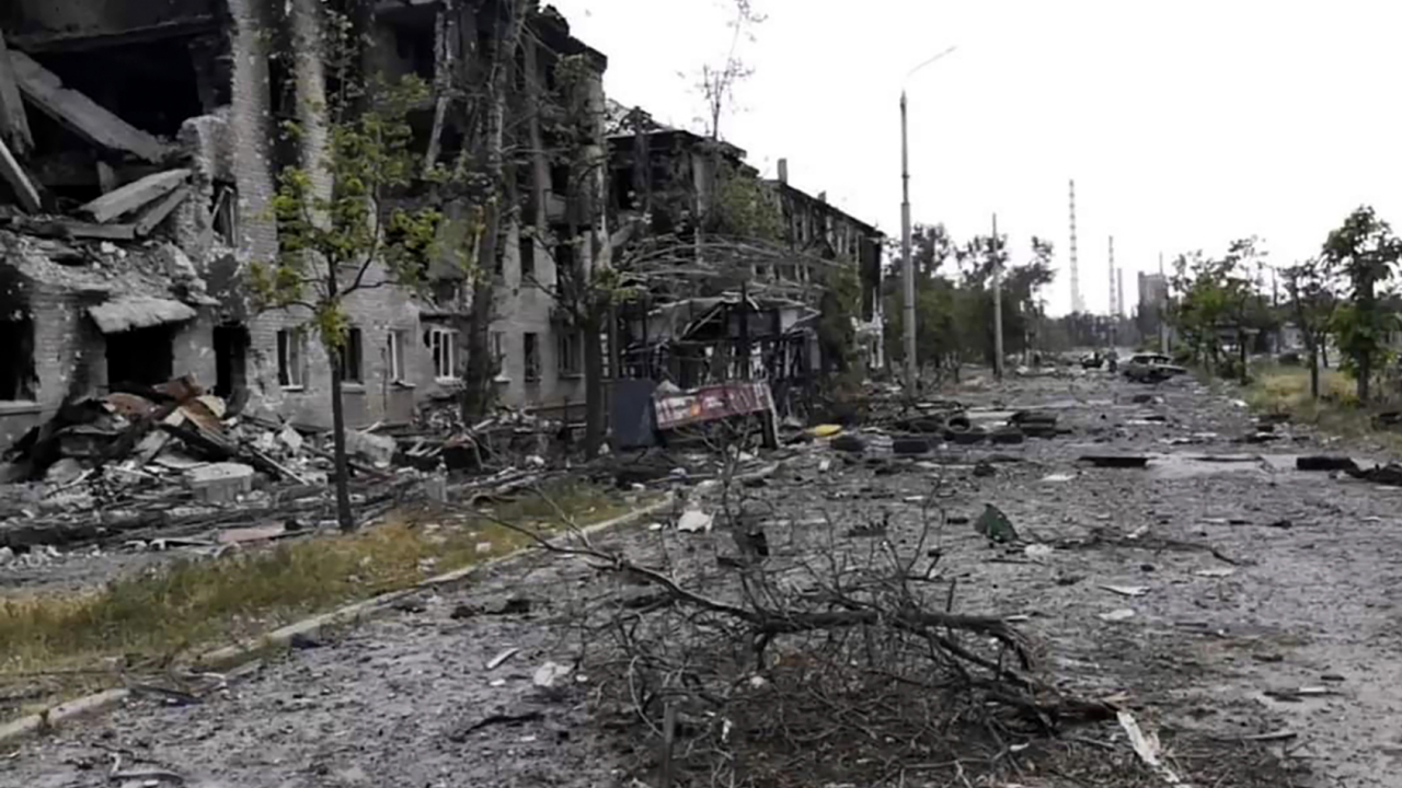 Das Foto soll Zerstörungen in der Stadt Lyssytschansk zeigen. | dpa