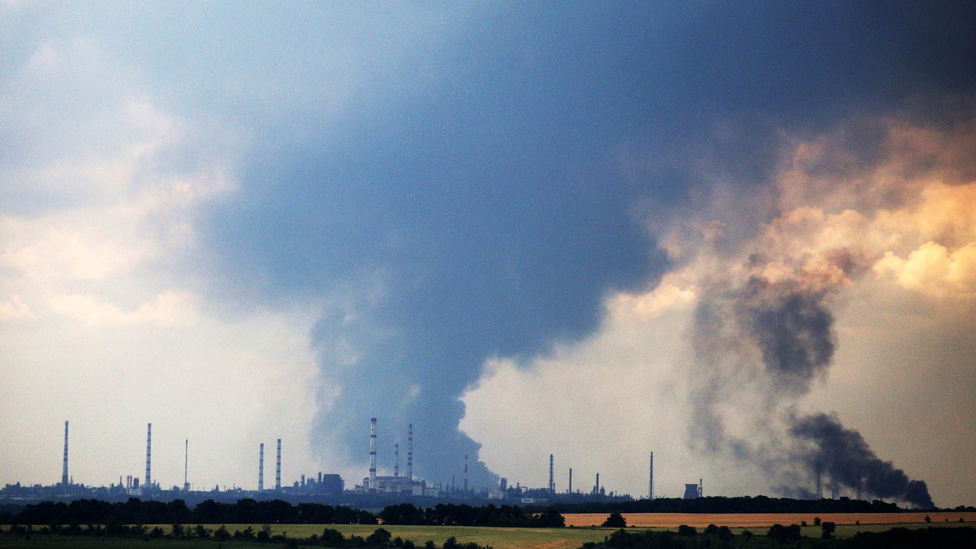 Rauchwolken steigen über der Öl-Raffinerie bei Lysychansk auf (Foto: 23. Juni 2022) | AFP