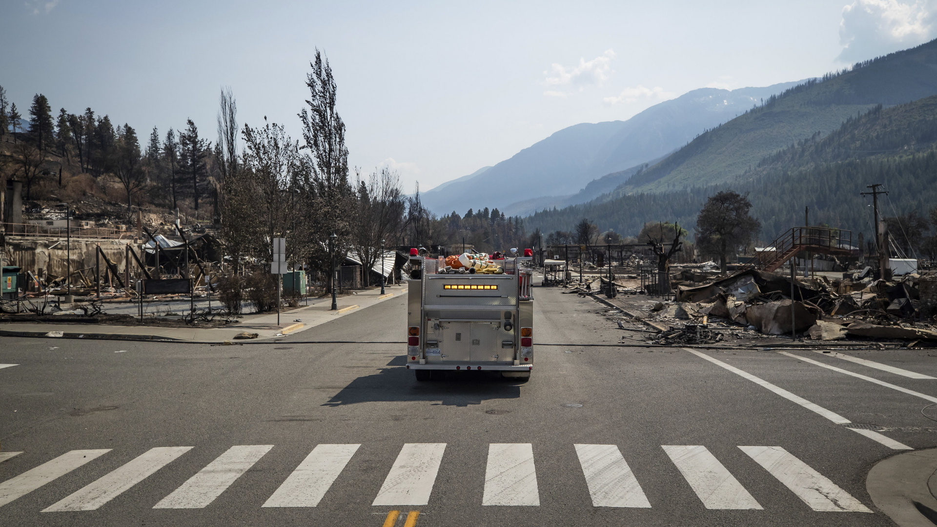 Ein Feuerwehrauto fährt durch den zerstörten Ort Lytton in Kanada | AP