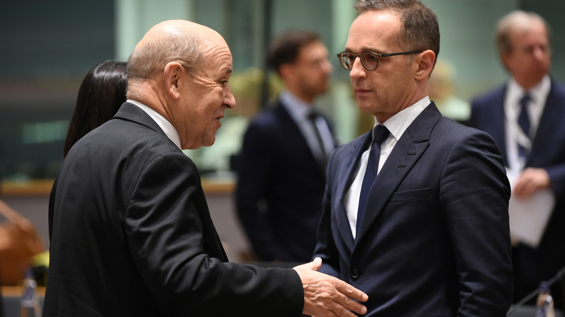 Außenminister Maas spricht in Brüssel mit seinem französischen Amtskollegen Jean-Yves Le Drian (li) | AFP