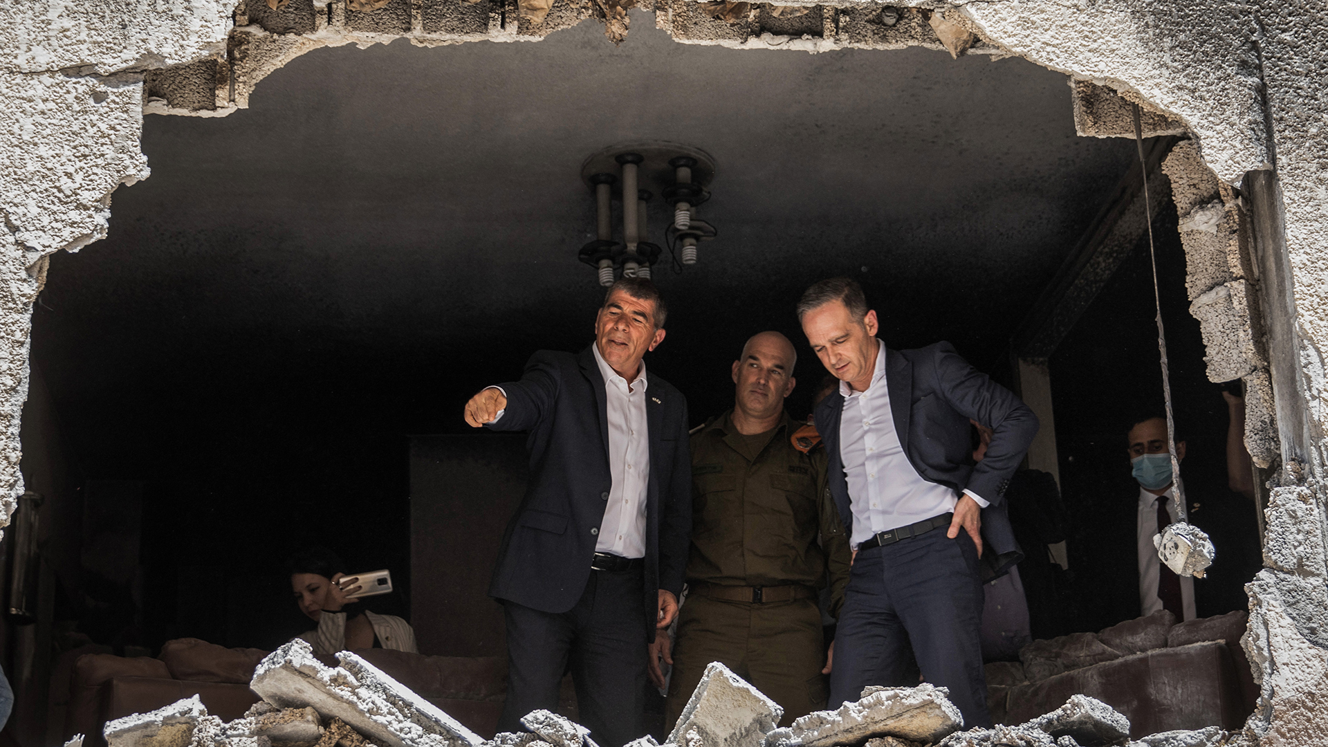 Heiko Maas und Gabi Aschkenasi besichtigen ein beschädigtes Haus, das von einer Rakete aus Gaza getroffen wurde.