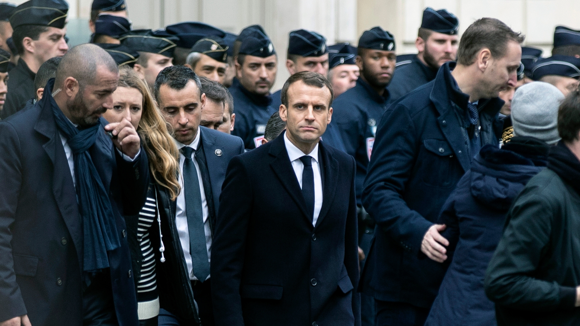 Emmanuel Macron besichtigt die bei den Protesten der Gelbwesten angerichteten Schäden in Paris | Bildquelle: ETIENNE LAURENT/EPA-EFE/REX/Shut