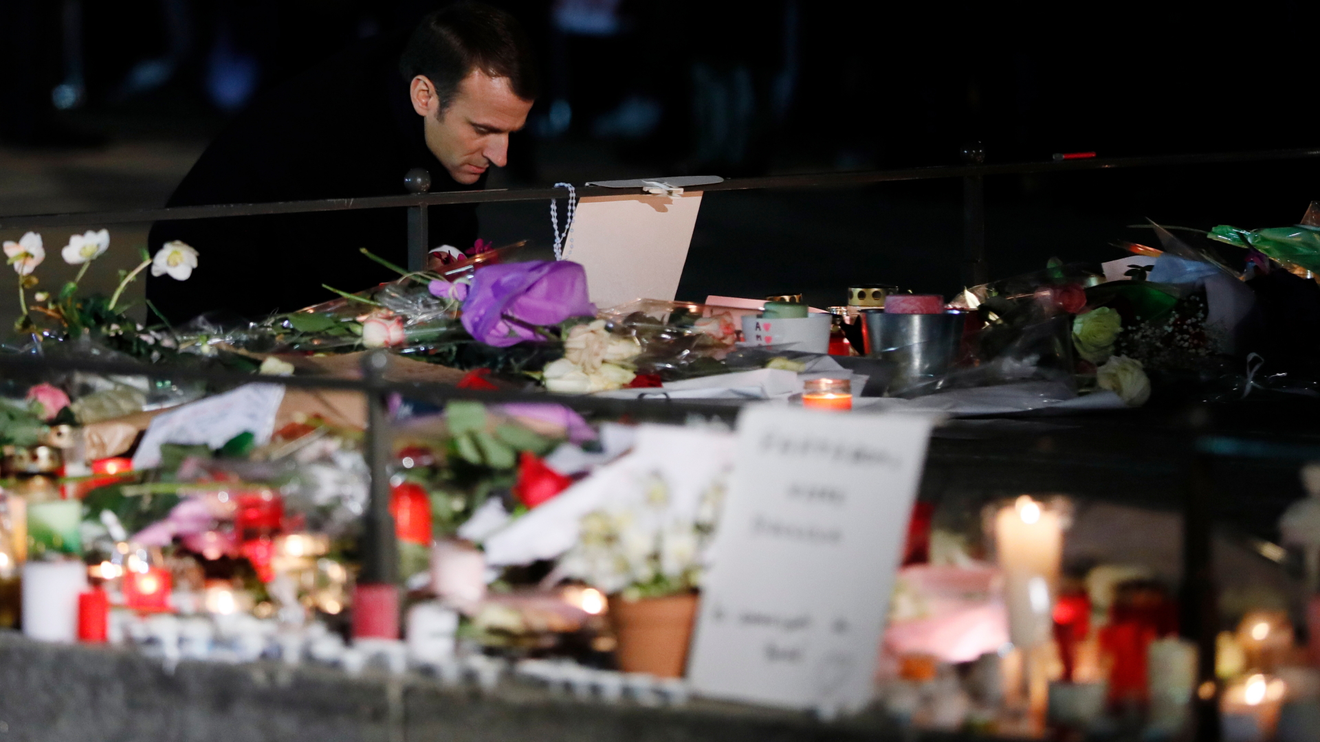 Emmanuel Macron gedenkt in Straßburg der Opfer des Anschlags und legt eine Rose nieder. | Bildquelle: RONALD WITTEK/EPA-EFE/REX