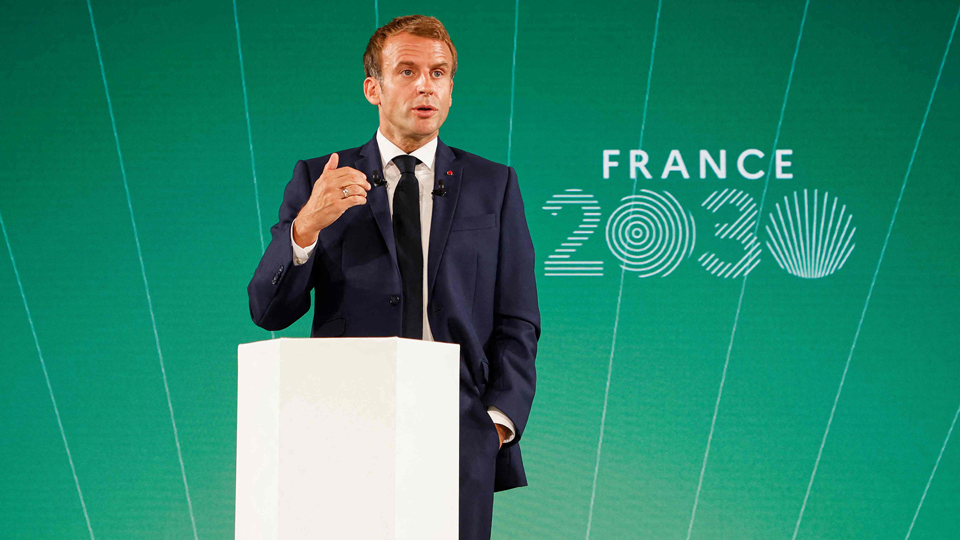 Emmanuel Macron spricht auf der Präsentation “France 2030”. | AFP