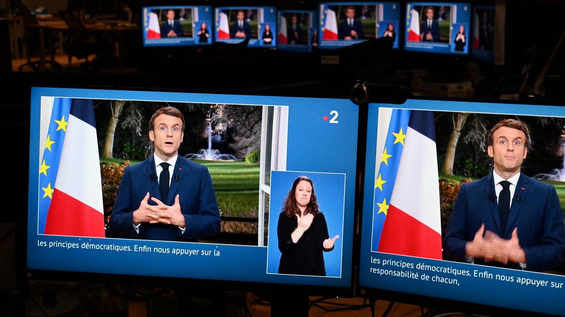 Bildschirme mit der TV-Ansprache Macrons | AFP