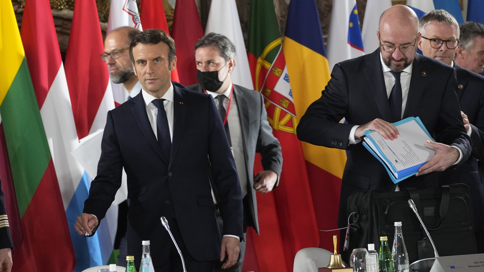 Frankreichs Premier Macron und EU-Ratschef Michel beim EU-Gipfel in Versailles