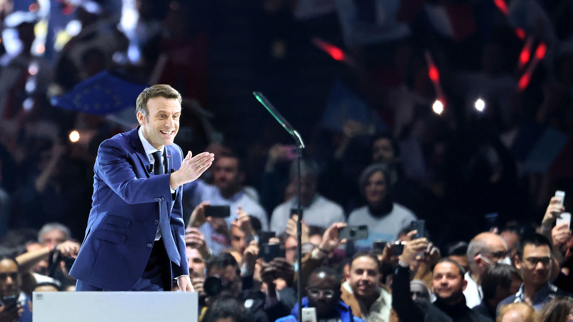 Frankreichs Präsident Emmanuel Macron auf einer Wahlkampfbühne in der Arena von La Defense bei Paris. 