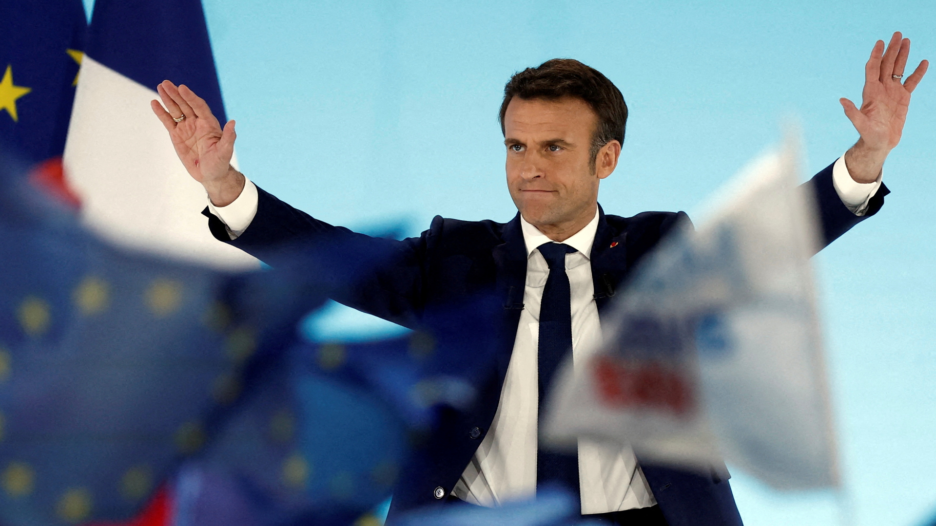 Emmanuel Macron lässt sich vor seinen Anhängern nach der ersten Runde der Präsidentschaftswahl feiern. | REUTERS