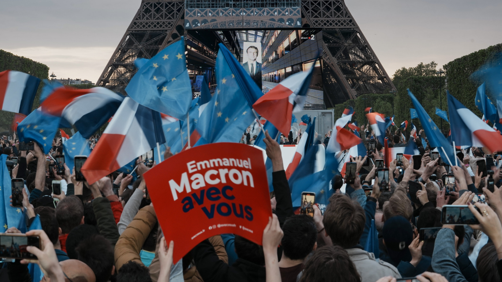 Anhänger Macrons vor dem Eiffelturm jubeln nach Bekanntwerden der Hochrechnung | AP