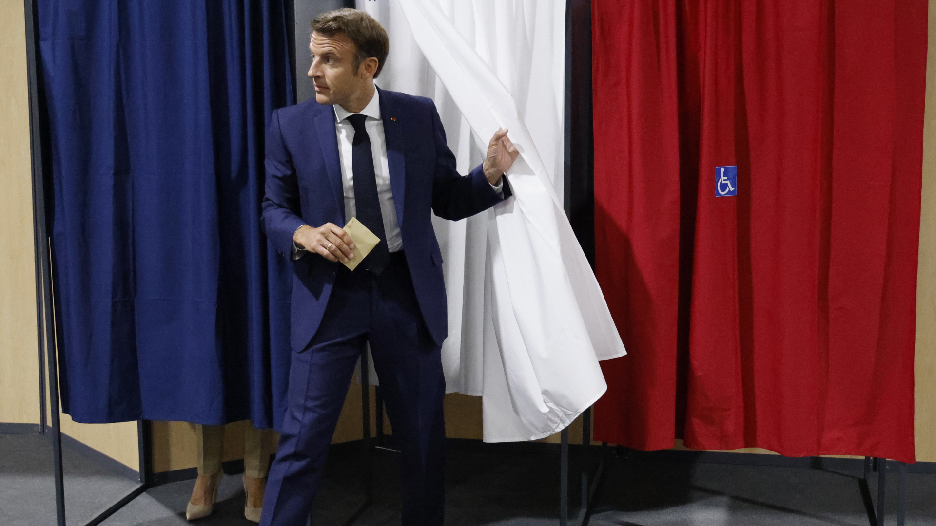 Frankreichs Präsiden Macron verlässt die Wahlkabine, bevor er in Le Touquet seine Stimme bei der französischen Parlamentswahl abgibt.  | dpa