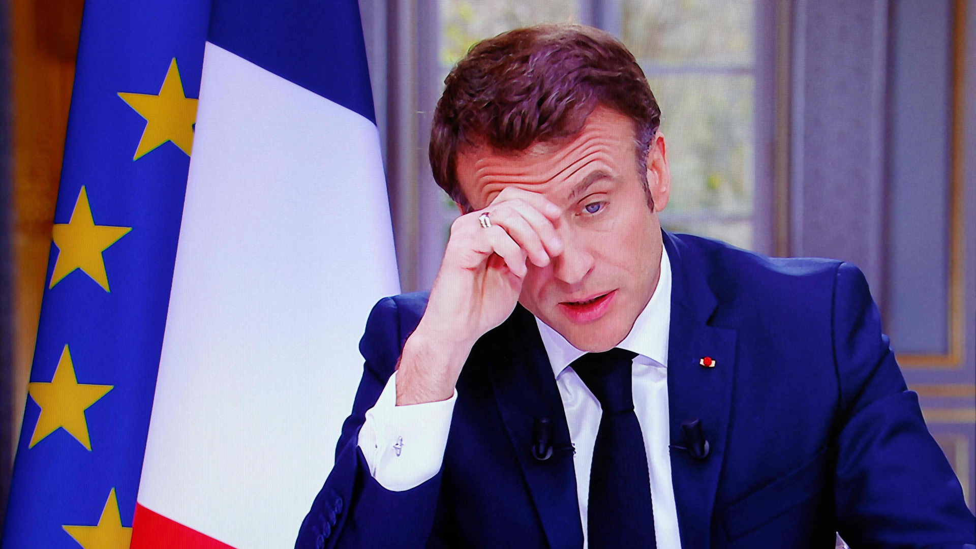 Der französische Präsident Emmanuel Macron ist auf dem Bildschirm zu sehen, als er während eines Fernsehinterviews aus dem Elysee-Palast in Paris spricht