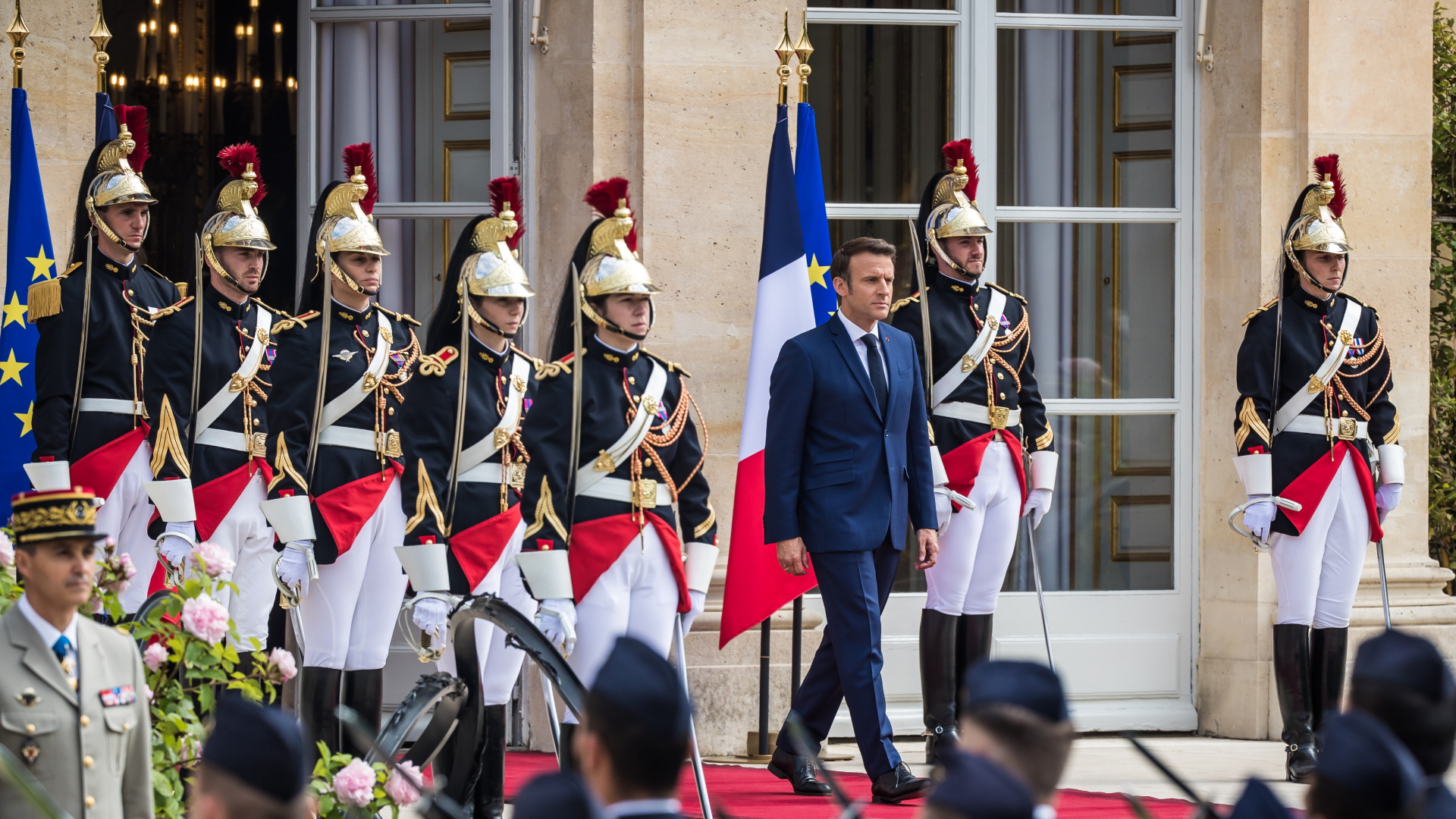 Emmanuel Macron im Garten des Élysée-Palast bei der Einführung ins Präsidentenamt. | EPA