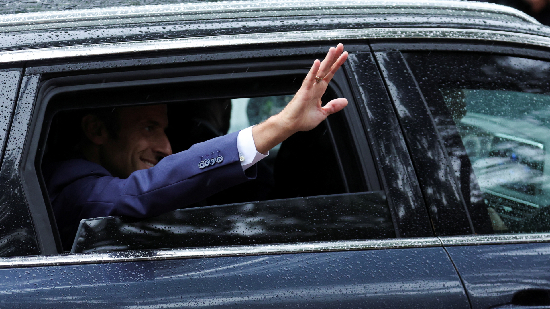 Frankreichs Präsident Macron winkt aus einem Auto | REUTERS