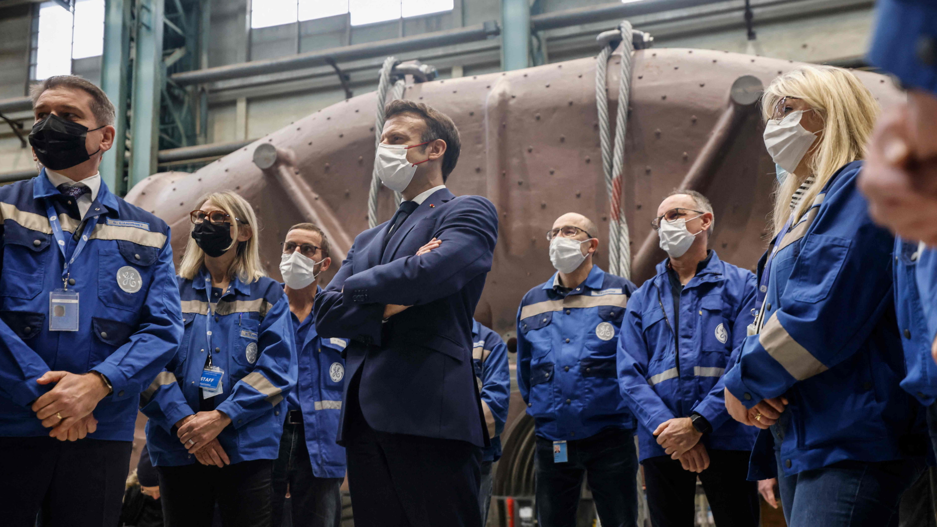 Frankreichs Präsident Macron (Mitte) umringt von Arbeitern bei einem Turbinenhersteller in Belfort | AFP
