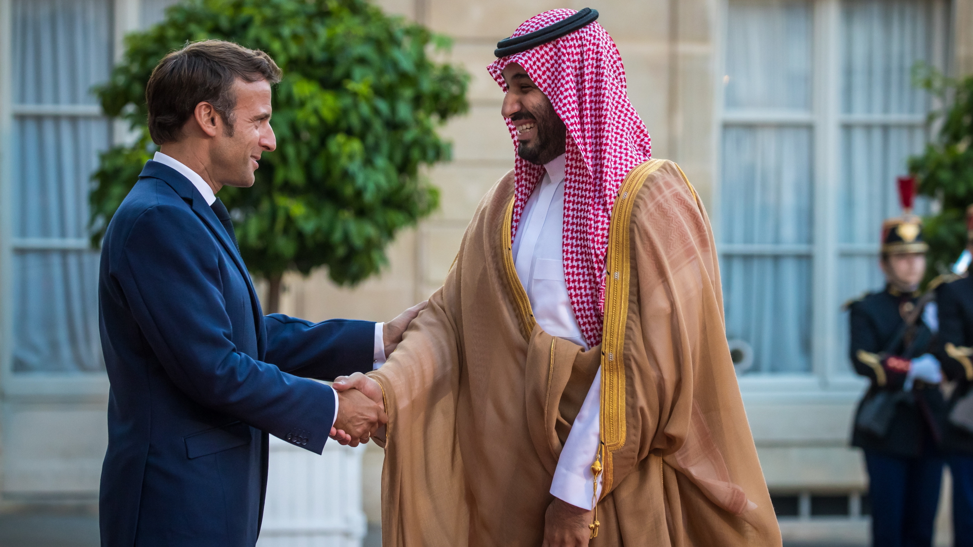 Emmanuel Macron und der Mohammed bin Salman geben sich die Hand | EPA