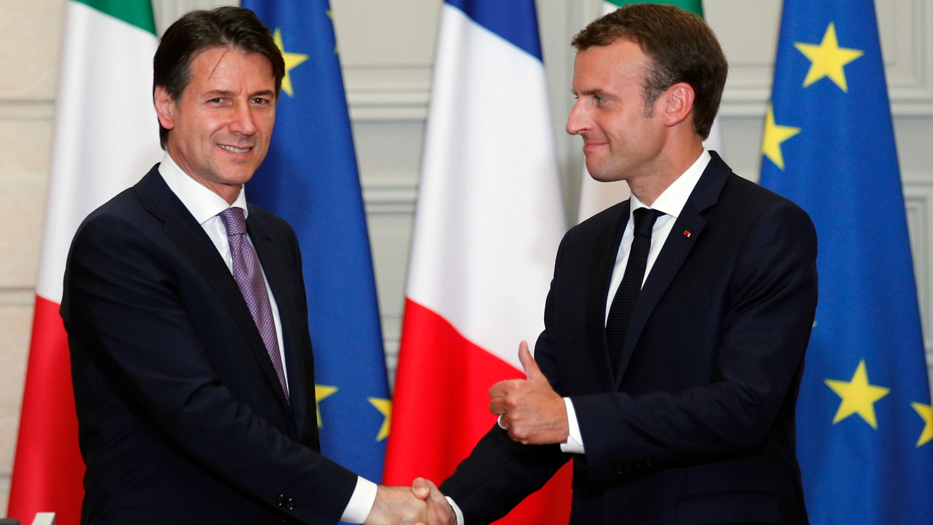 Frankreichs Präsident Emmanuel Macron und Italiens Ministerpräsident Giuseppe Conte schütteln die Hände.  | Bildquelle: AFP