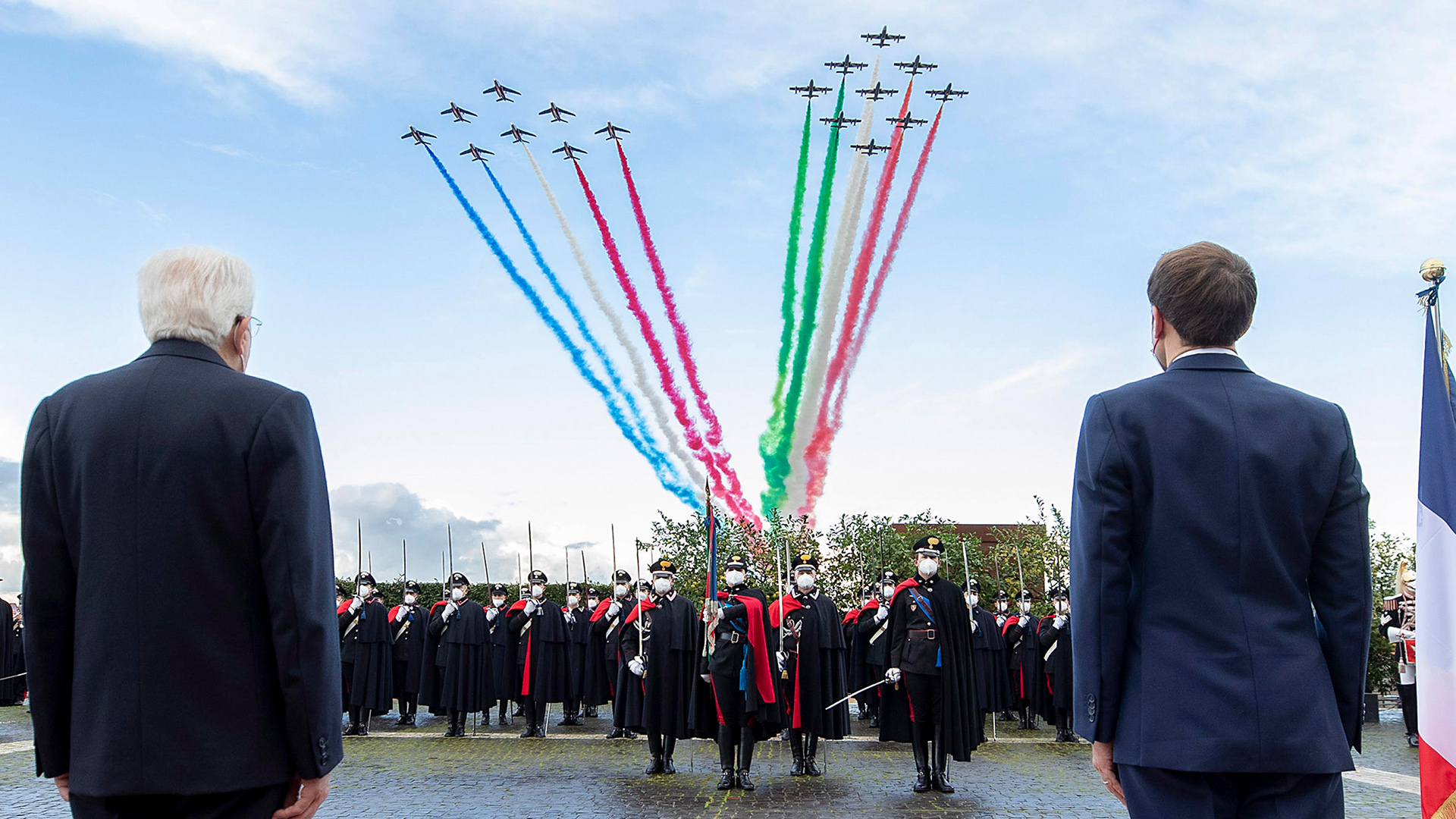 Sergio Mattarella, Präsident von Italien, und Emmanuel Macron, Präsident von Frankreich gucken auf die Kunstflugstaffel der italienischen Luftwaffe. | dpa