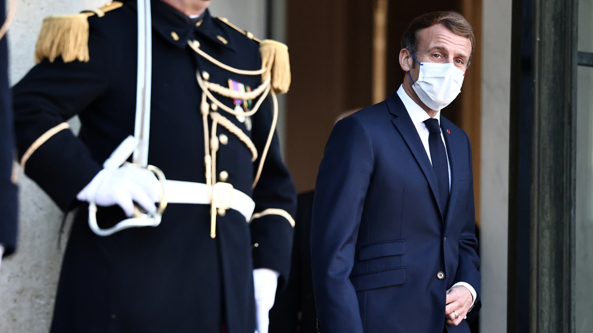 Der französische Präsident Macron vor dem Elysee-Palast in Paris. | REUTERS