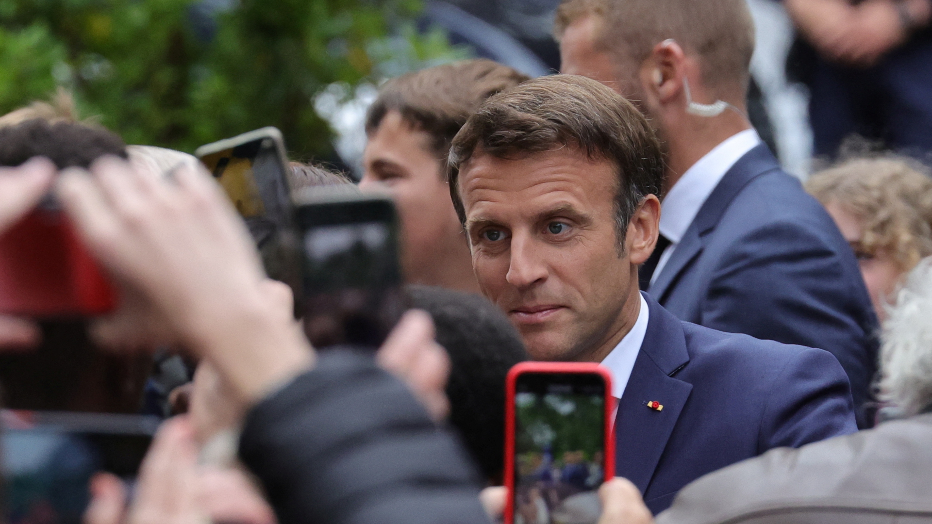 Der französische Präsident Emmanuel Macron in einer Menschenmenge während der Präsidentschaftswahl.  | REUTERS