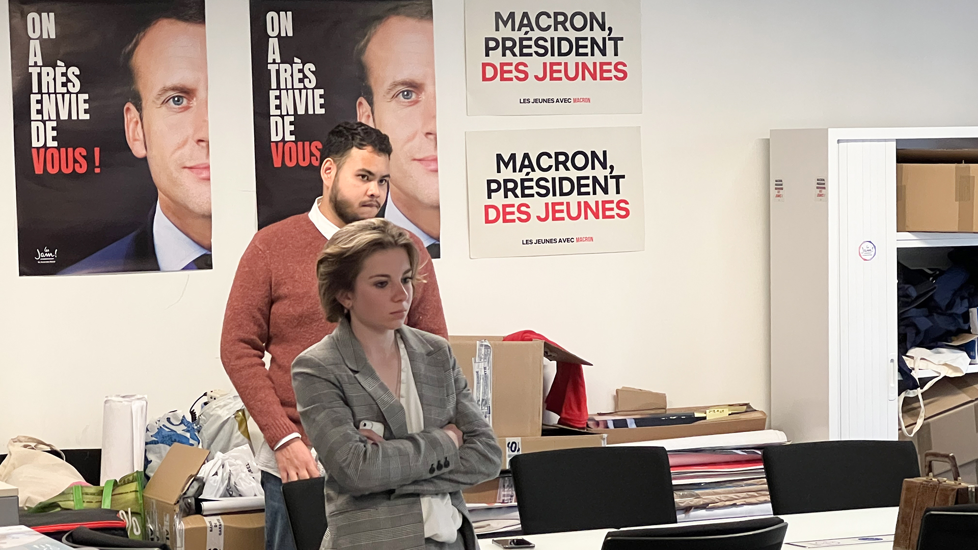 Die junge Macron-Unterstuetzerin Consuelo im Hauptquartier der Macroniste in Paris | Studio ARD Paris