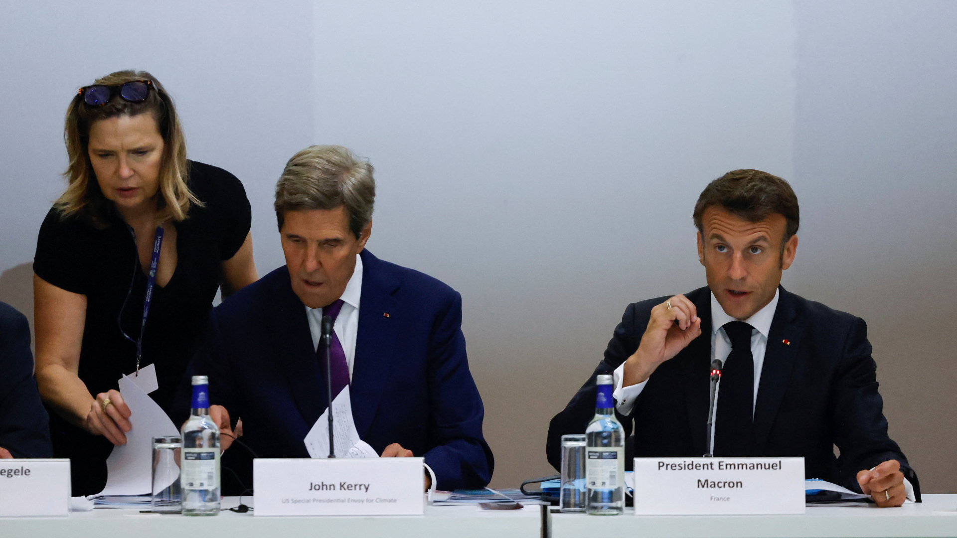 John Kerry (links) und Emmanuel Macron beim Klimaschutzgipfel in Paris
