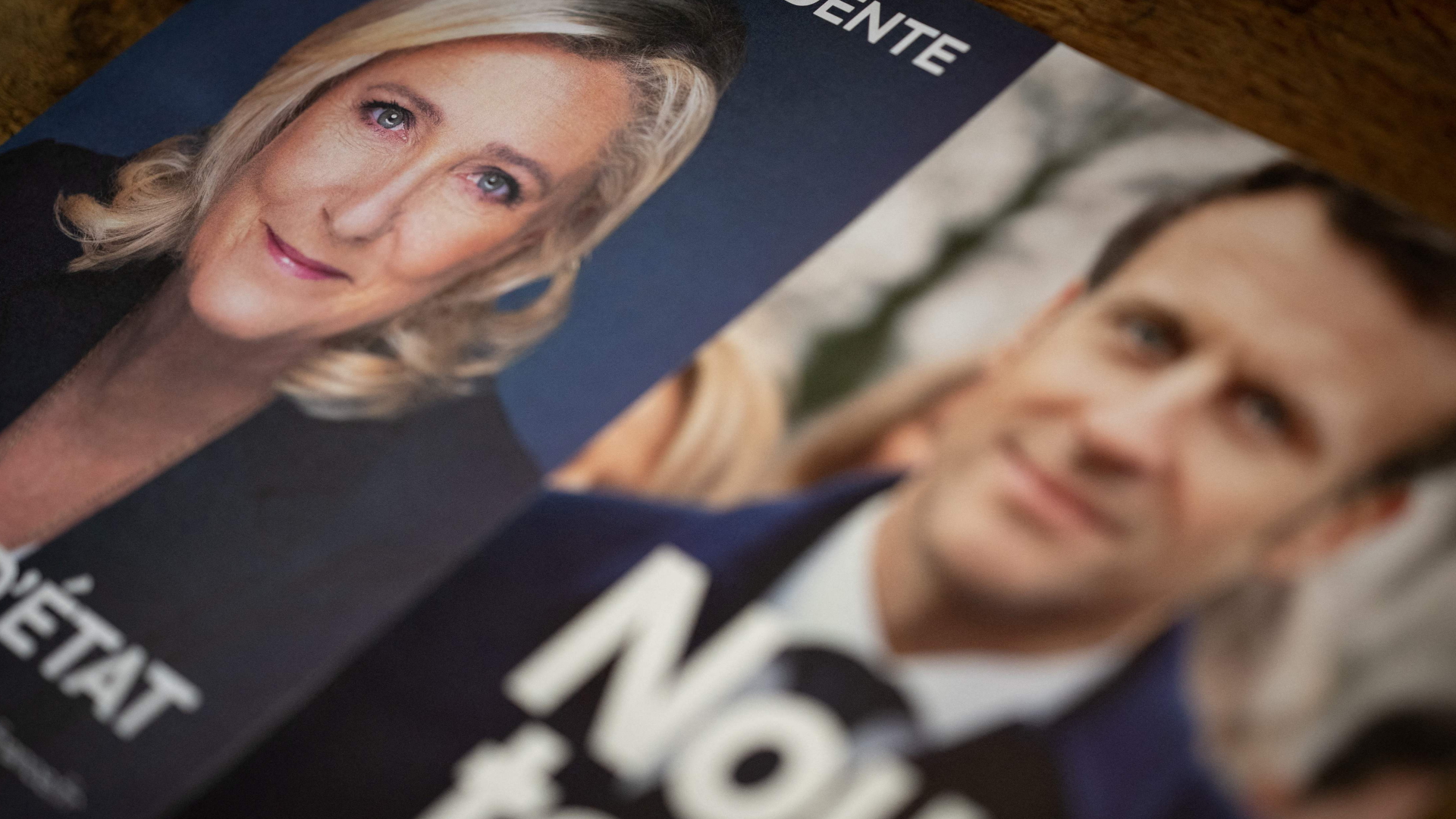 Plakate von Marine Le Pen und Emmanuel Macron.  | AFP