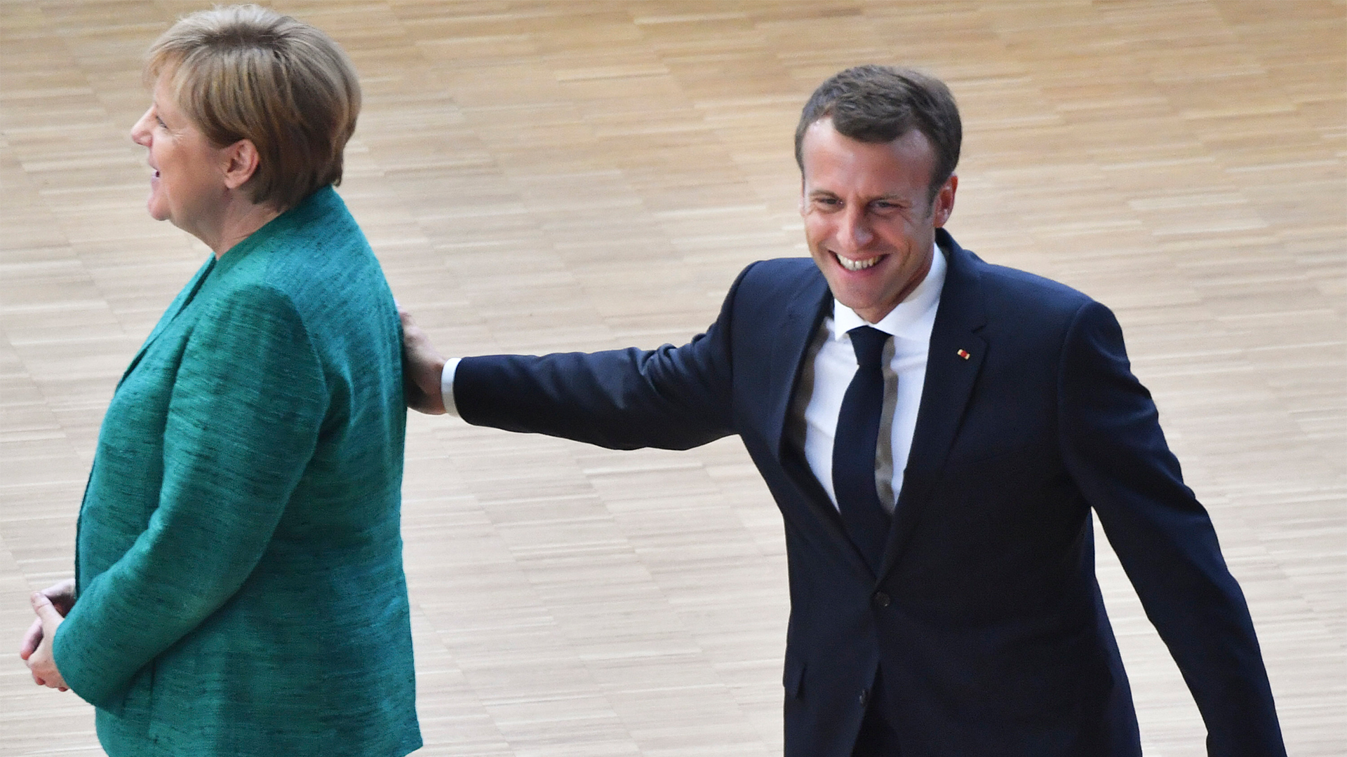 Emmanuel Macron legt Angela Merkel die Hand auf die Schulter