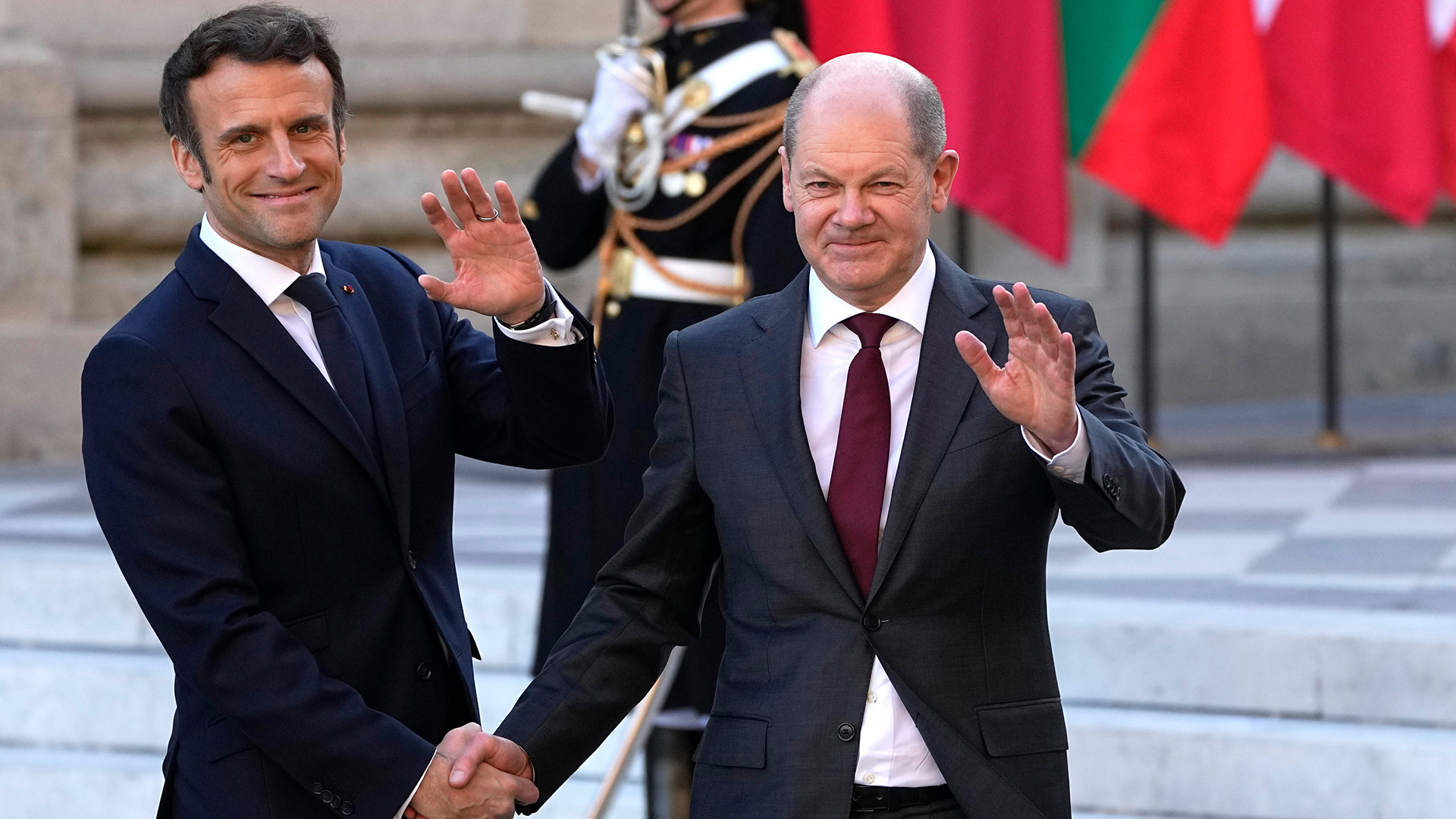 Emmanuel Macron und Olaf Scholz | AP