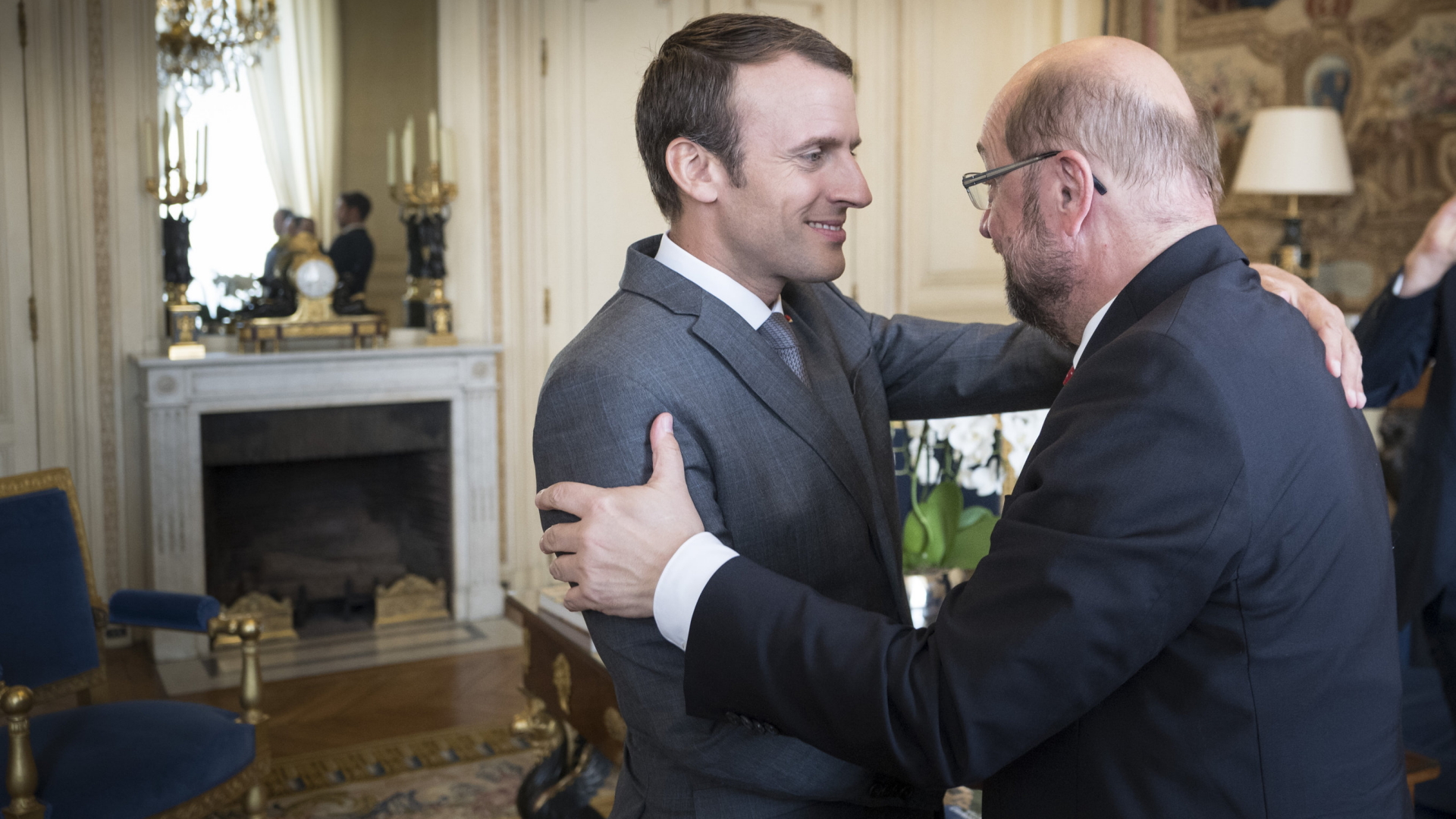 Der Kanzlerkandidat und SPD-Vorsitzende Martin Schulz (rechts) trifft im Elysee-Palast in Paris den französischen Präsidenten Emmanuel Macron.  | dpa