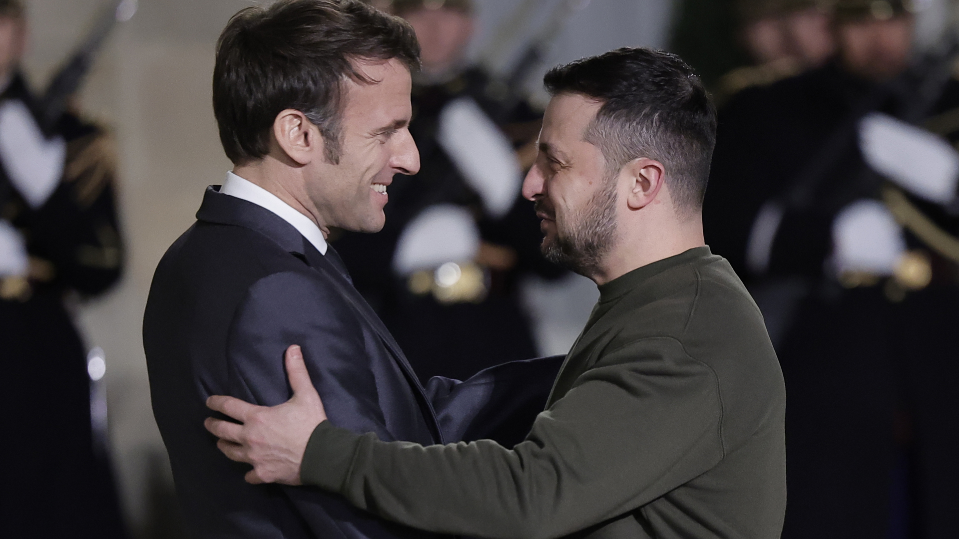Emmanuel Macron begrüßt Wolodymyr Selenskyj | dpa