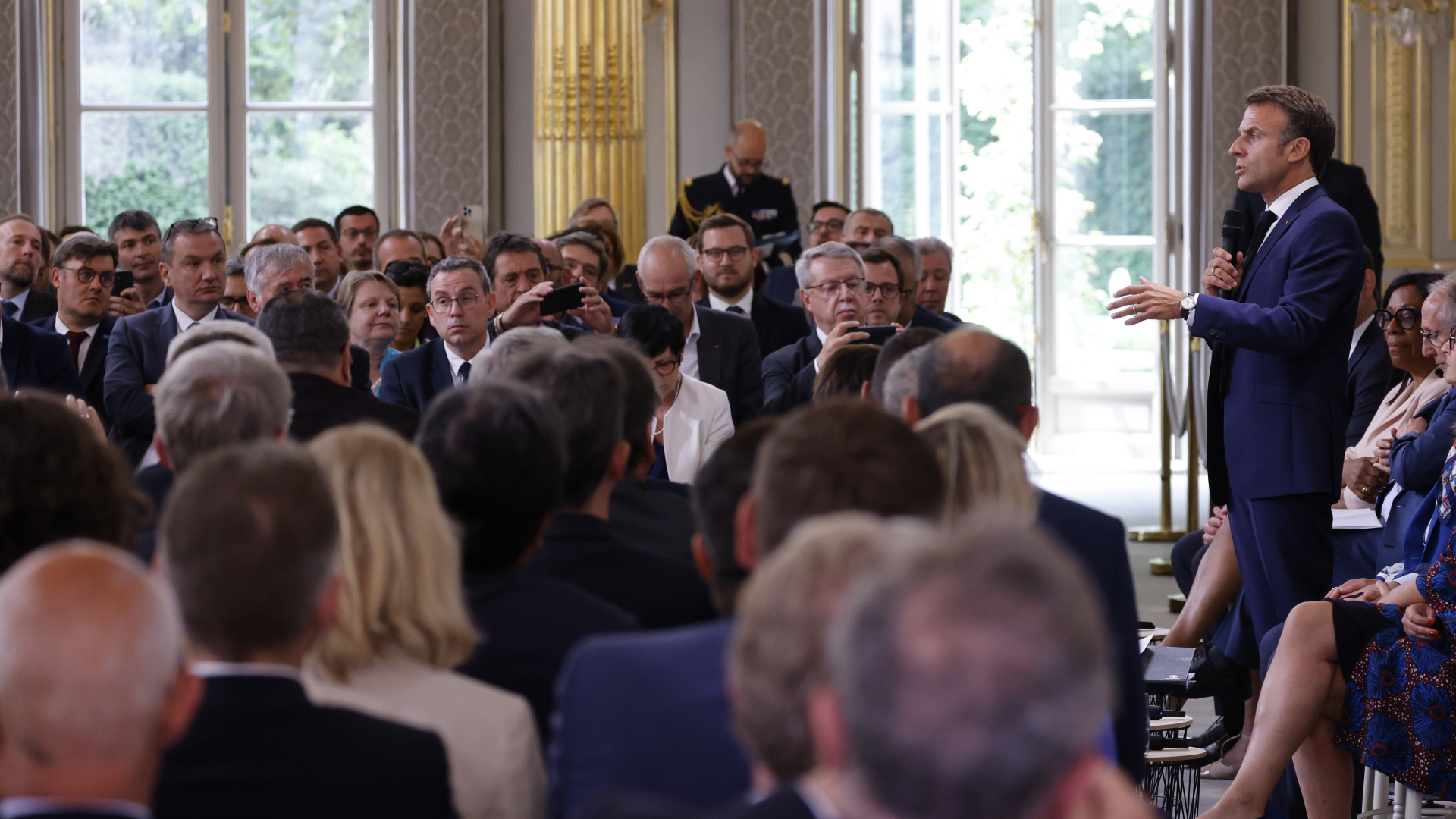 Frankreichs Präsident bei der Diskussion mit Bürgermeistern