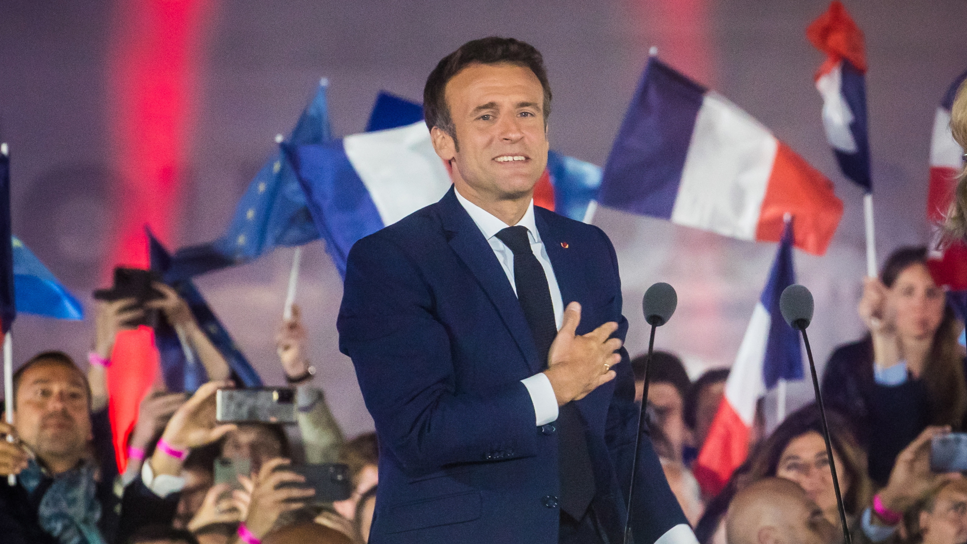 Emanuel Macron dankt auf einer Wahlparty am Eiffeltum seinen Wählern | EPA