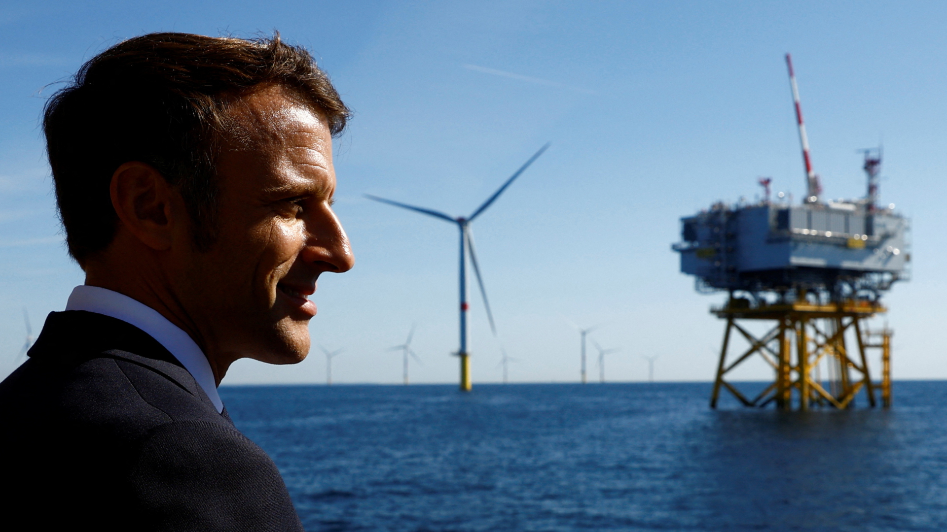Macron besucht eine offshore Windkraft Anlage | EPA