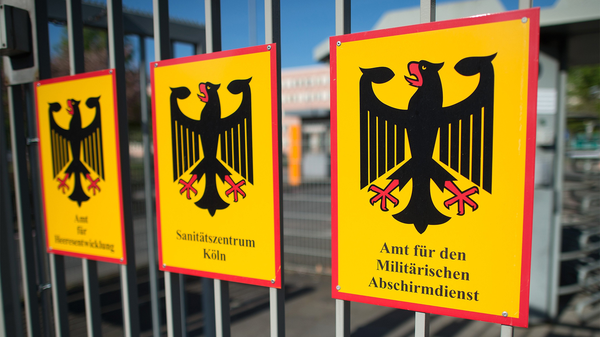 Das Schild für das Amt für den Militärischen Abschirmdienst (MAD) hängt am Zaun der Konrad-Adenauer--Kaserne.